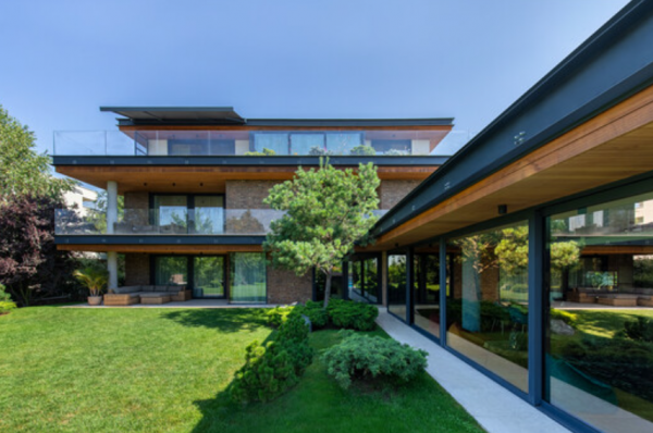 Villa dengan taman ala kota di Rumania